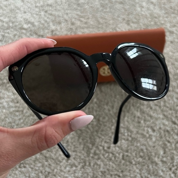 Tory Burch Black Sunnis Sunglasses with Orange Case included - Picture 4 of 11